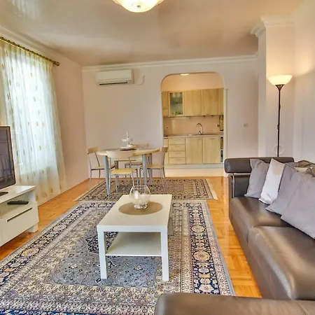 Apartment Gala With Balcony And Private Parking