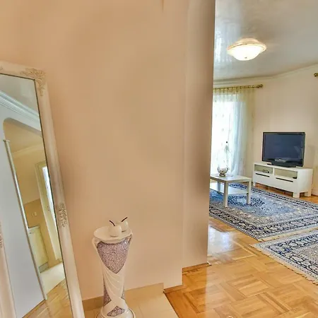 Gala With Balcony And Private Parking Porec