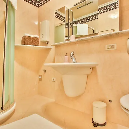 Gala With Balcony And Private Parking Porec