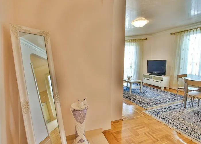 Gala With Balcony And Private Parking פורץ